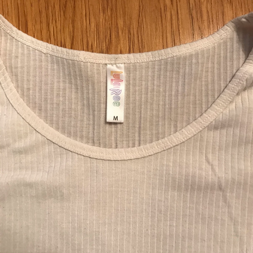 Solid white basic shirt. - Picture 2 of 3